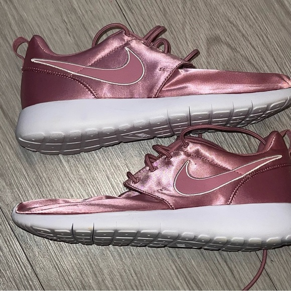 New Nike Roshe One (gs) Big Kids Women’s Pink  Satin Shoes size 7Y - Picture 1 of 7